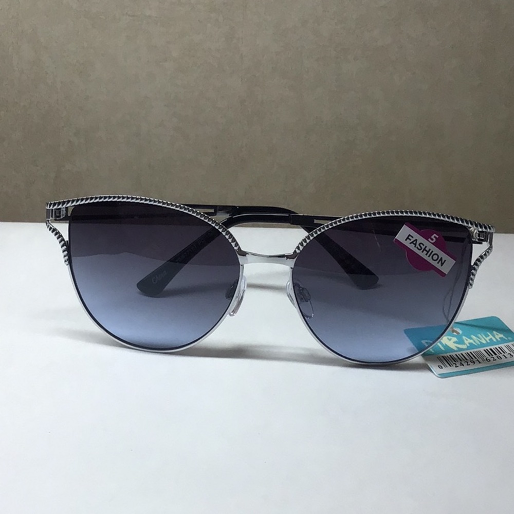 Women’s silver framed classic sunglasses 62013